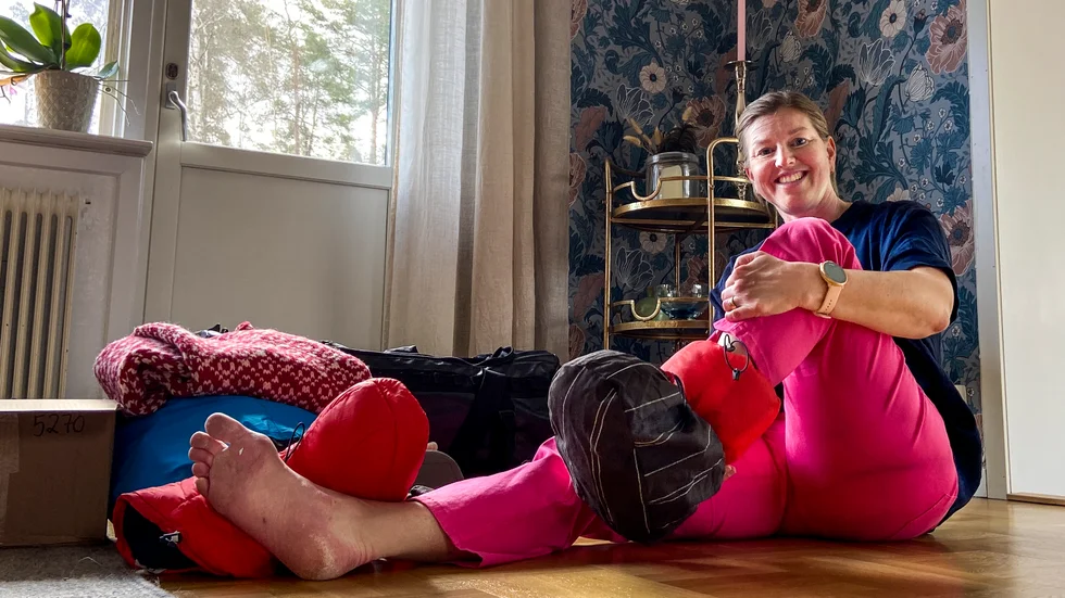 När pjäxorna åker av sätts duntofflorna på, kylan kan vara ett problem när Lisa Sund korsar Grönlands inlandsis. "Jag har sytt skydd att ha ovanpå tofflorna om man behöver gå ut efter att man tagit av sig pjäxorna."