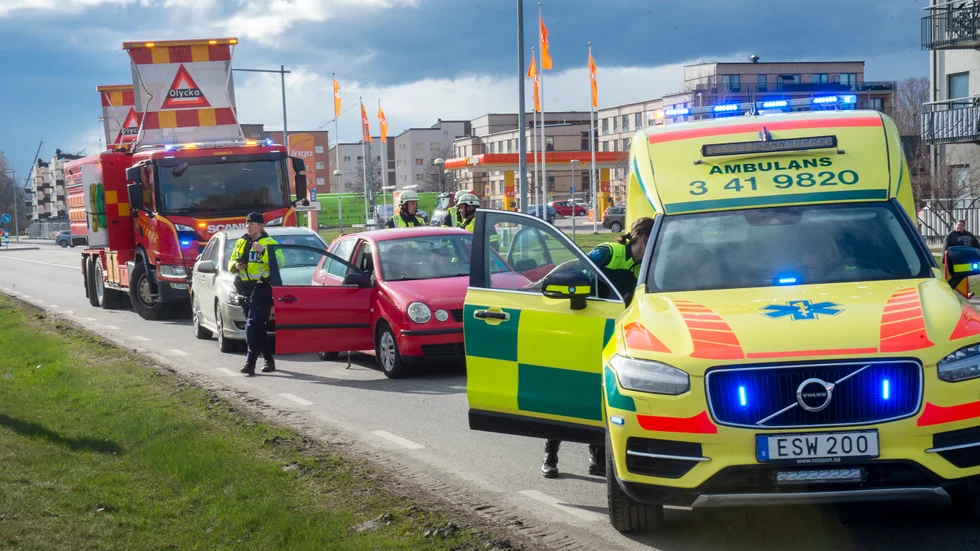 En seriekrock inträffade på torsdagen på Lennings väg.