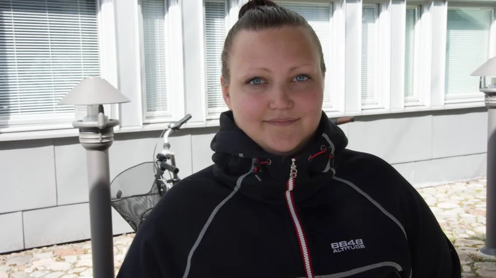 Decirée Särestöniemi, 25 år, resande maskintekniker, Luleå: Man får sätta på sig varma kläder och hoppas det blir bättre. Enligt Bondepraktikan så blir det en varm sommar om det är kallt i maj. Jag har ju bokat en resa till island dessutom, så jag får kanske boka om den.
