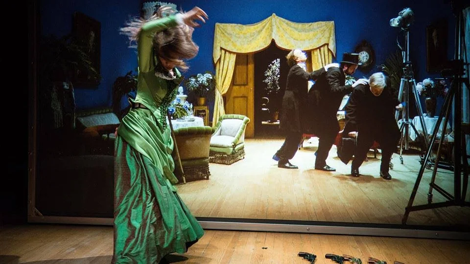 Nytolkad klassiker. Electra Hallman tar fysisk plats på scen i regissören Anna Petterssons dekonstruerade version av Ibsens klassiker Hedda Gabler. Hennes medspelare samspelar på film.