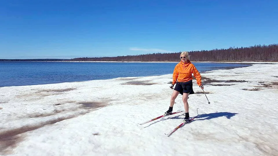 Strandskidor. Att det varit en sen vår råder det ingen tvekan om. Fortfarande sitter det is kvar på landkallen vilket gör det möjligt att åka skidor fortfarande på vissa ställen, bland annat längst ute på Sandön. Annika Vighult tog häromdagen det som förmodligen blir säsongens sista skidtur. En strandtur vid vattnet.