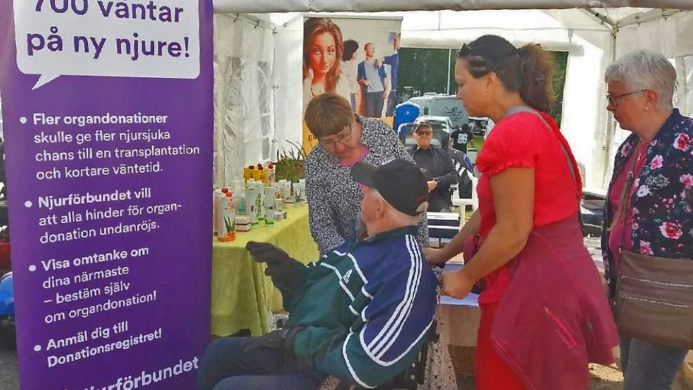 Lilian Sundqvist informerar några besökare om Njurförbundet och om donationskort.