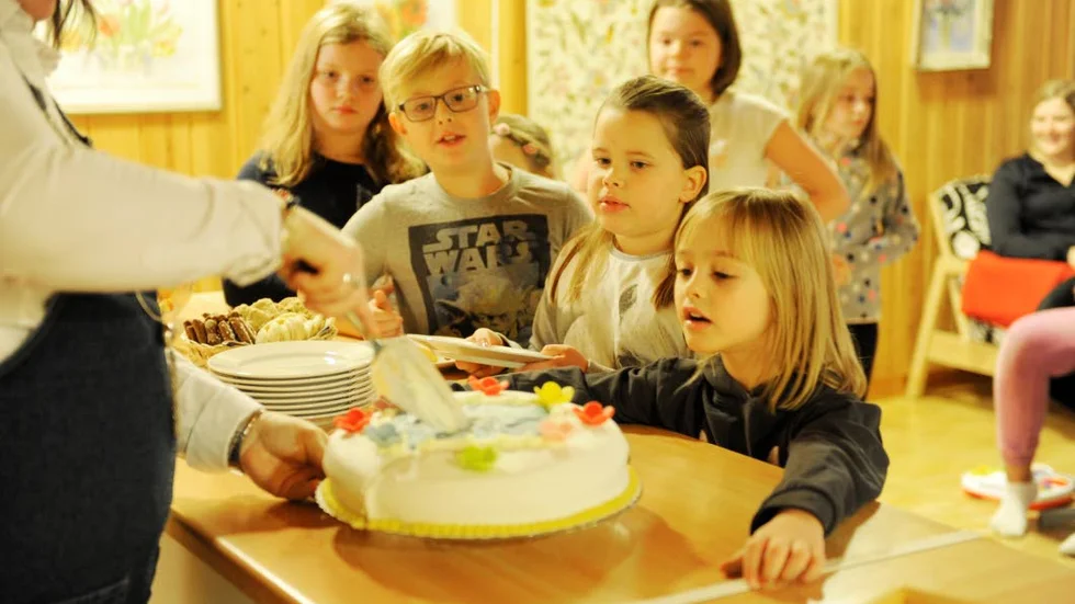 Många barn ville smaka av den goda jubileumstårtan.