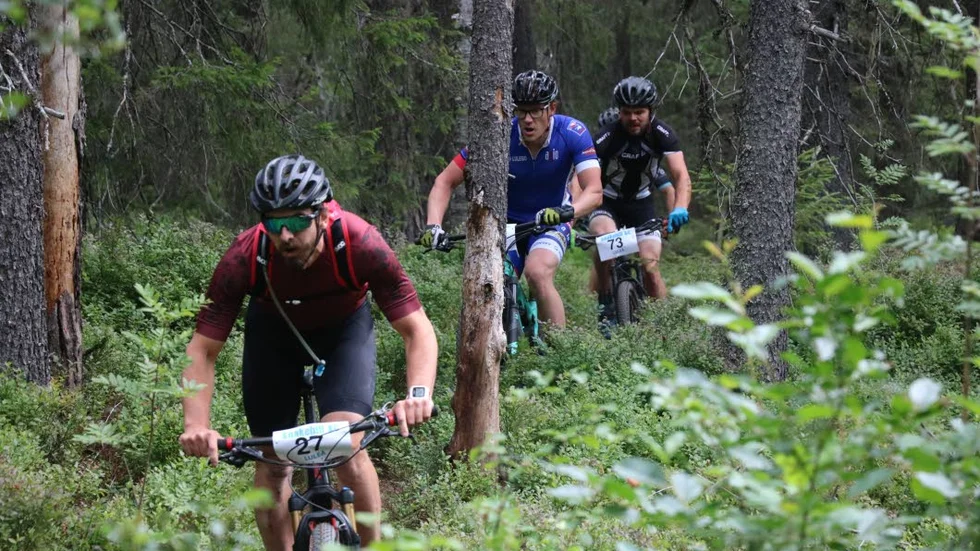 Mycket träd och smala stigar utmanade cyklisterna.