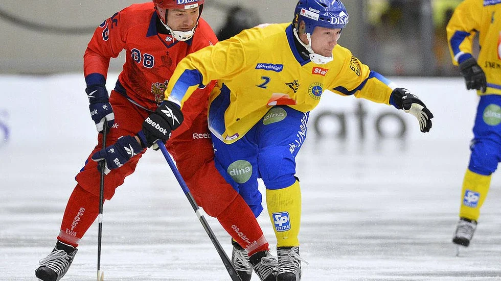 Olov Englund spelade sju världsmästerskap för Sverige varav tre stycken slutade med VM-guld.