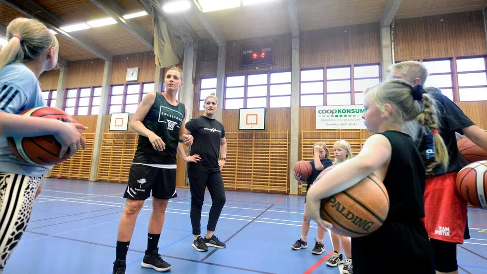 Ett och annat stjärntips levererades när basketproffset Anna Barthold och hockeyspelaren Melinda Olsson mötte unga fans i idrottshallen i Överkalix under marknadshelgen.