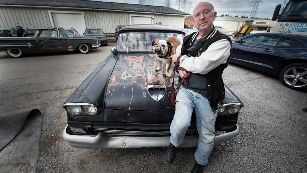 Hunden Elsa är också medlem i klubben. Med husse Nisse Rönnqvist på Ford Ranchero.