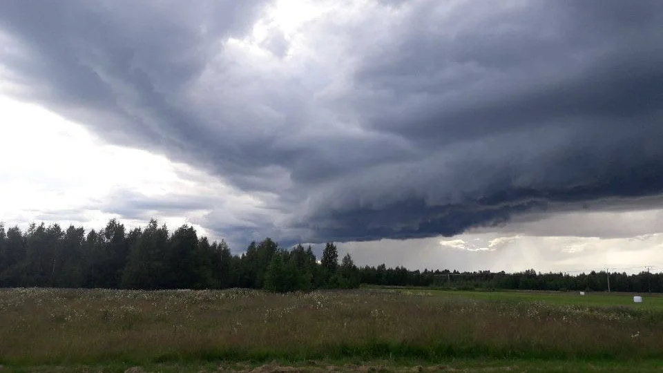 Ovädret i rörelse. Lars-Åke Bergman lyckades också fånga vädret över Ale-ån med "hagel stora som ärtor dansade mot marken".