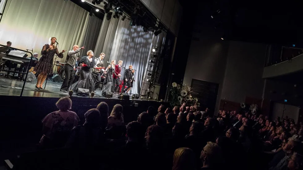 Jubileum. På lördagskvällen bjöd Norrbottensteatern på en hyllningsföreställning med glimtar ur föreställningar från Norrbottensteaterns femtioåriga historia. Medverkade gjorde skådespelare från nuvarande och tidigare ensembler.