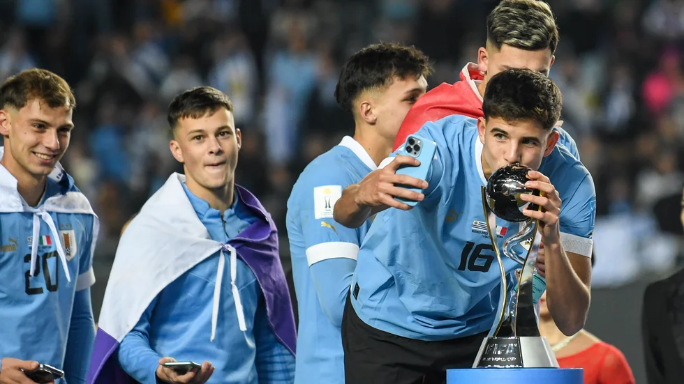 Uruguays Facundo Gonzalez kysser pokalen efter att ha tagit hem U-20-VM i fotboll.