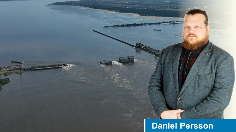 Vattnet forsar fram över den kollapsade kraftverksdammen i Nova Kachovka längs floden Dnipro.