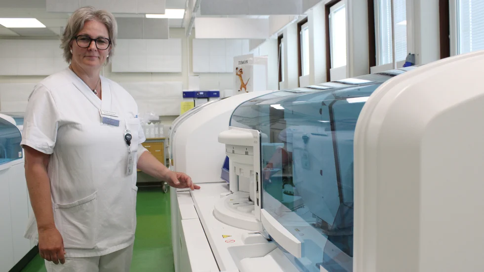 Avdelningschef Pernilla Strömberg är glad över de nya instrumenten i laboratoriet Västerviks sjukhus.
