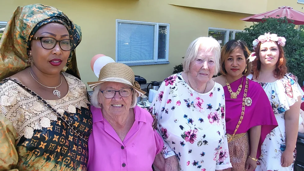 Personalen och de boende var fest- och sommarklädda när Tegelbacken firade 20-årsjubileum. Från vänster  Eugenie,  Maggan, Margareta, Sutisa och Ekaterina.