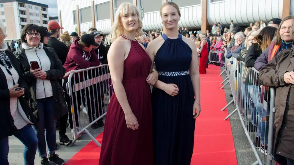Emelie Utterström och Lisa Boström är redo för bal.