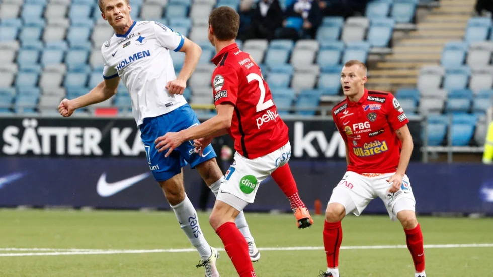 NORRKÖPING 2016-10-23 
Norrköpings Sebastian Andersson nickar i slutminuten av första halvlek under söndagens allsvenska fotbollsmatch mellan IFK Norrköping och Falkenberg IF på Östgötaporten i Norrköping. 
Foto: Stefan Jerrevång / TT / Kod 60160