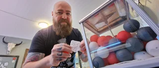 Alex säljer tatueringar – slumpade ur godisautomat: "No refund"
