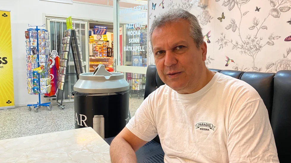 Gandi Razai berättar att hans fru alltid ville hjälpa till om det var någon som behövde något. "Om det kom barn hit så bjöd hon dem på pommes frites utan att ta något betalt av dem", säger han.