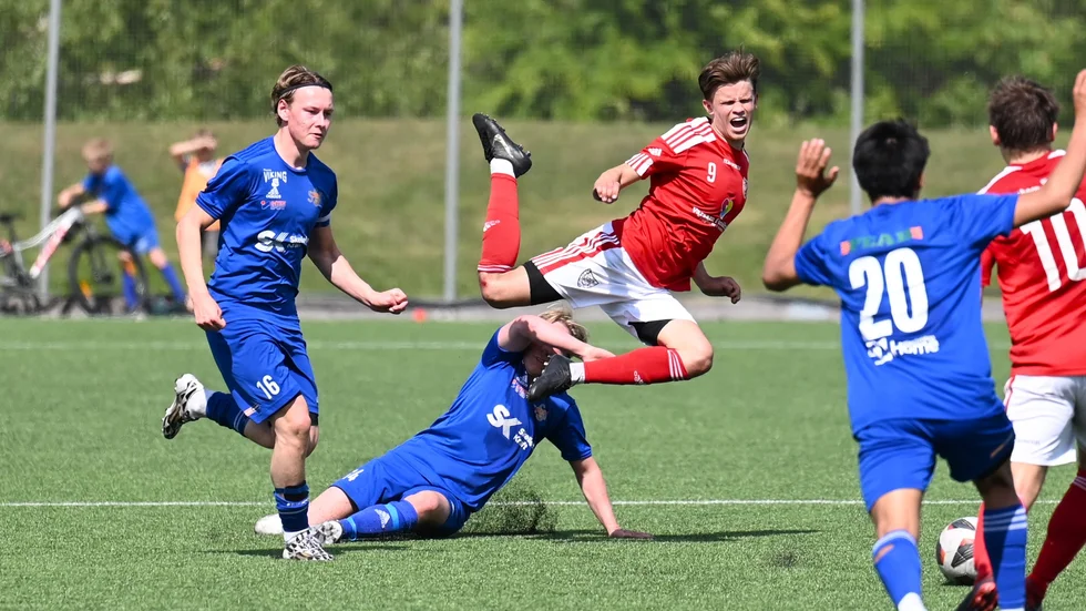Ludvig Markgren, mitten, har spelat i Täfteå IK under våren. I sommar förstärker han gamla klubben Skellefteå FF.