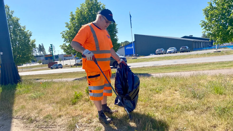 "Det blir lite att jag tar med mig jobbet hem. Kör jag förbi en full papperskorg så tittar jag på den och funderar på varför ingen tömt den", säger Dick Elb som tömt papperskorgar i 15 år.