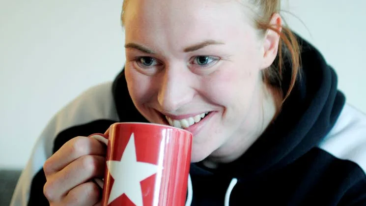 Morgonteet slinker ner i lugn och ro, men avlöses efter ett tag av noggrann tandborstning. Frida börjar få lite småbråttom. Strax väntar ett förmiddagspass med lagkompisarna i Pontushallen.