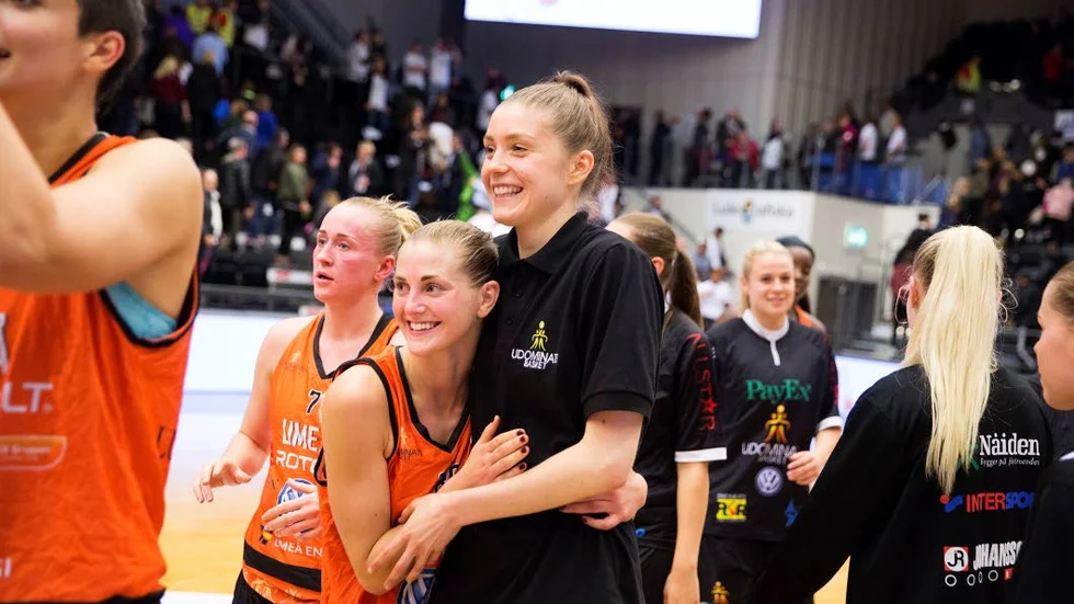 Kapitel. Josefin Vesterberg (i svart) tillsammans med Martina Stålvant under sejouren i Udominate.