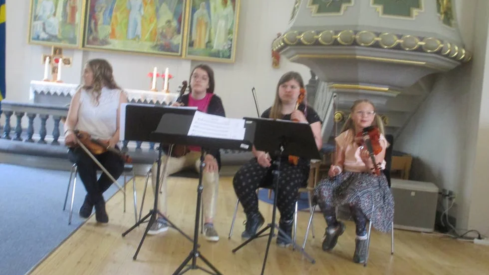 Fyra violinister under ledning av Elin Jonsson.