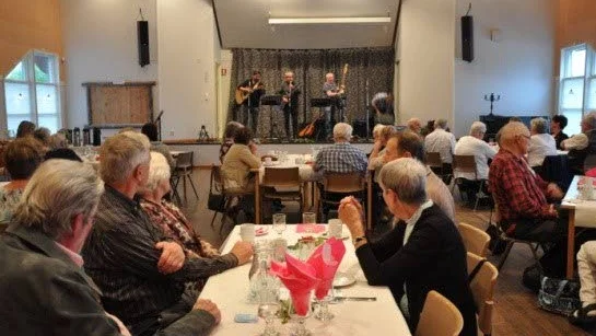 Medlemmarna fick smak på både mat och musik i Folkets hus.