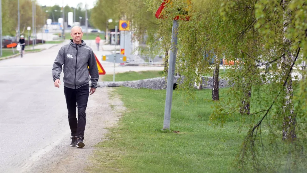 Det är fortfarande öde längst universitetsvägen. Men får tävlingsgeneralen Stefan Mukka som han vill blir det över 3 000 löpare där kommande lördag.