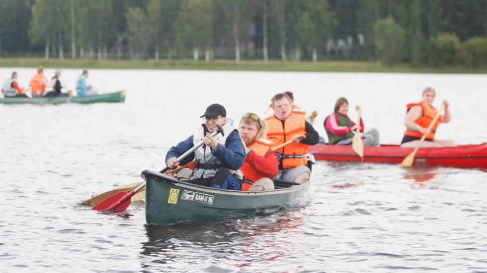Kanot. Aktivitetsveckan i Luleå avslutades med kanot. Längst fram paddlar Anders Sundström.