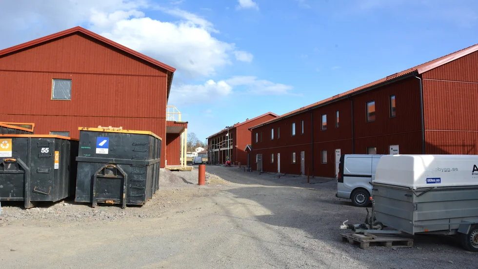 Fortfarande pågår byggnationen av flera av de fem huskropparna. Nu ska det grusas av, läggas gräsmattor, anläggas grillplatser och en liten lekpark bland annat.