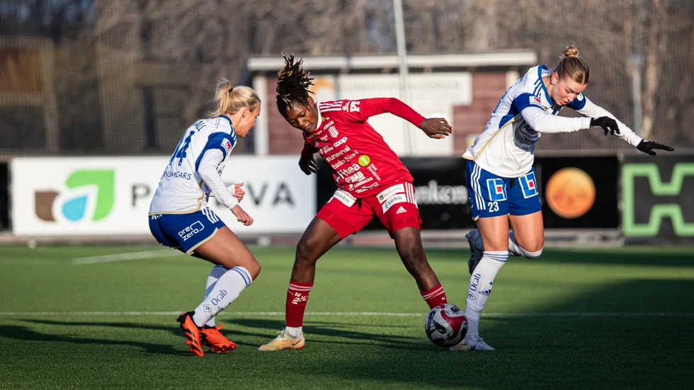 Elsa Burvall och Dilja Zomers i kamp med Anam Imo.