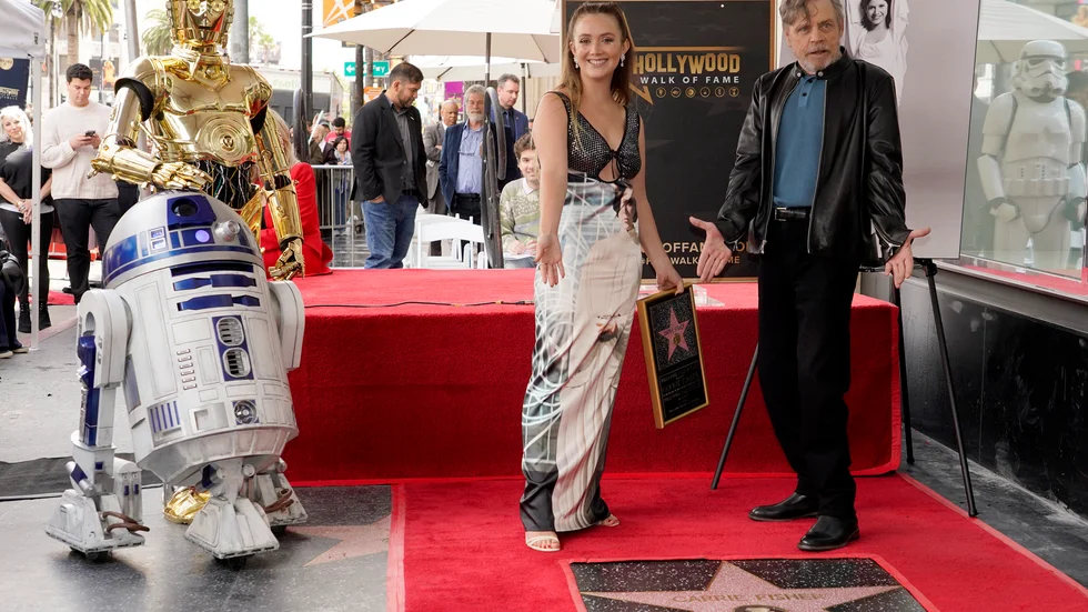 Skådespelaren hedrades postumt på det symboliska "Stjärnornas krig"-datumet 4 maj. På bilden syns även "Stjärnornas krig"-skådespelaren Mark Hamill (till höger) och Fishers dotter Billie Lourd.