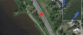 Personbil stillastående på E4 - helt stopp i ett körfält