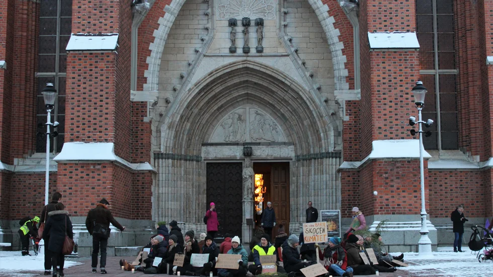 Klimatorganisationen Rebellmammorna i Uppsala under tidigare manifestation utanför Domkyrkan.