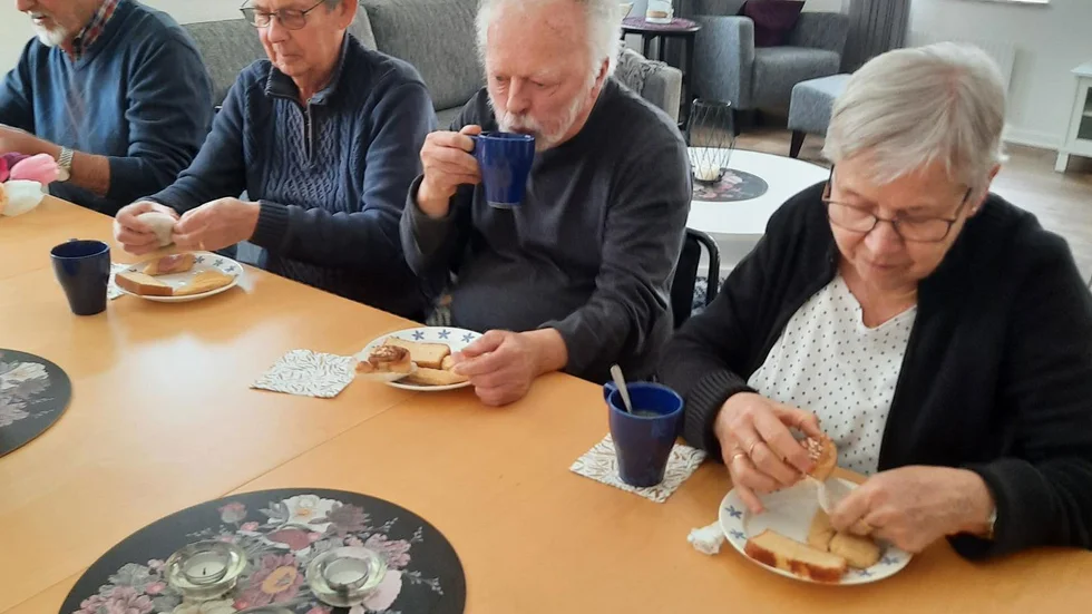 En del av medlemmarna vid kompisbordet i Visby 
