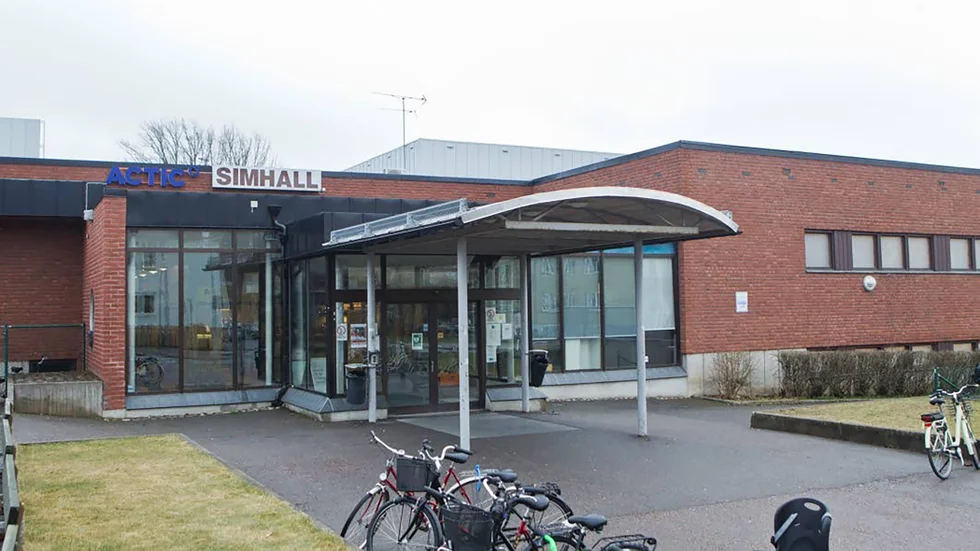 Motala sim- och sporthall måste saneras för PCB till en kostnad av tio miljoner. 