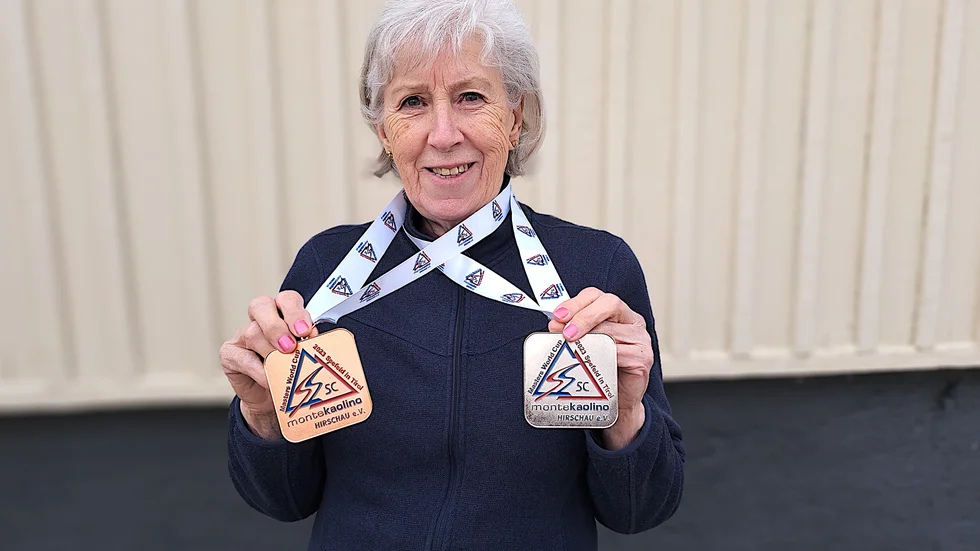 Doris Bertilsson gläds åt sina fina VM-medaljer. Hon vann ett silver och ett brons på världsmästerskapen för Seniorer som numera heter World Masters Cup. " Vi får inget betalt utan får bekosta allt själva", säger Doris,81.