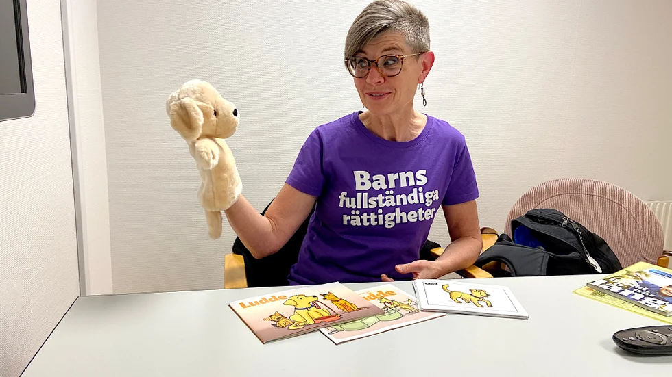 Mona Örjes, förbundsordförande för Junis, visar upp materialet till läromedlet Ludde, som vänder sig till små barn.
