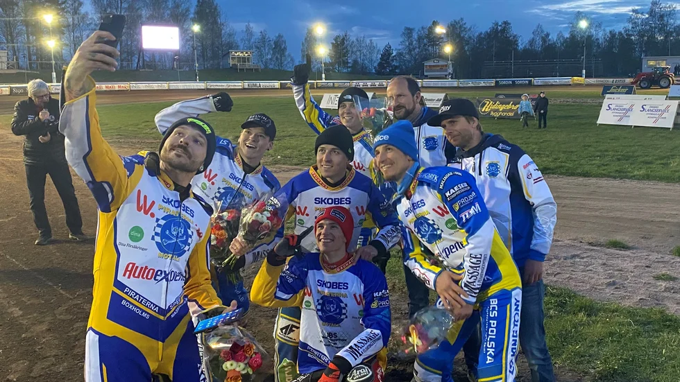 Segerjubel. Piraternas lag jublar efter premiärsegern mot Indianerna. 46-44 blev det efter en riktigt stark insats av Motalalaget.