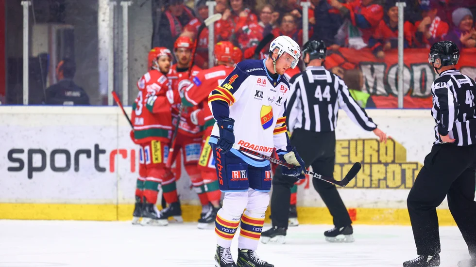 Djurgårdens Edvin Hammarlund deppar framför jublande Modospelare i den sjunde och avgörande finalen. Förlusten gör att Stockholmslaget blir kvar i hockeyallsvenskan.
