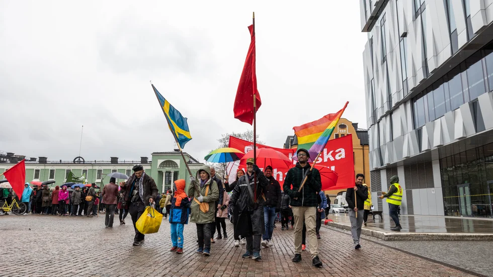 Färgrikt på Vaksala torg i Vänsterpartiets första maj-tåg. Skola, boende, fördelningspolitik och omvärld var några ämnen för parollerna, alla med udden mot regeringen. 