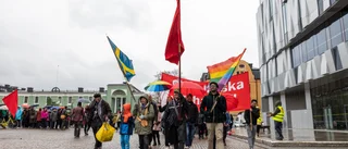 Uppslutning i första maj-tågen – trots ruskväder