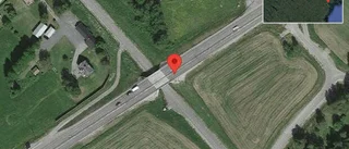 Personbil stillastående på E4 - helt stopp i ett körfält
