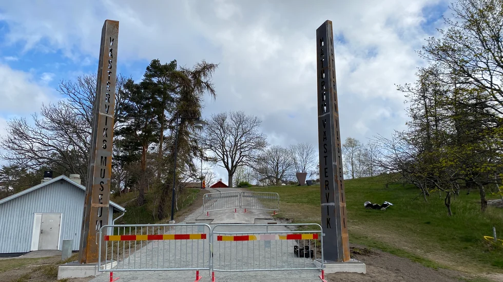 Två pelare med texten Västerviks museum har nu kommit upp vid foten av Kulbacken.