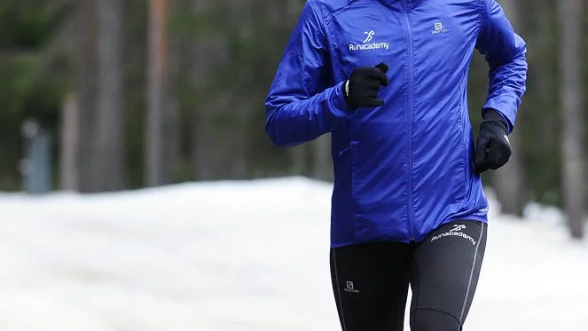 Säsongsskifte. Trots att snön fortfarande ligger på delar av Ormberget så har skidesset Nina Lintzén tvingats ta av sig skidorna för att förbereda sig för Stadsmaran.