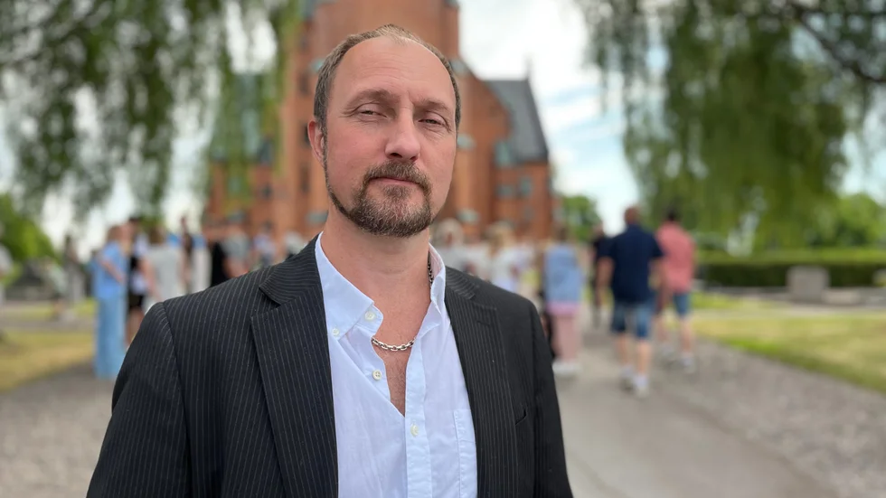 Kristian Strimark, rektor för Hällestad skola, framför Hällestad kyrka innan skolavslutningen. " Idag får eleverna tanka nya krafter", säger han.