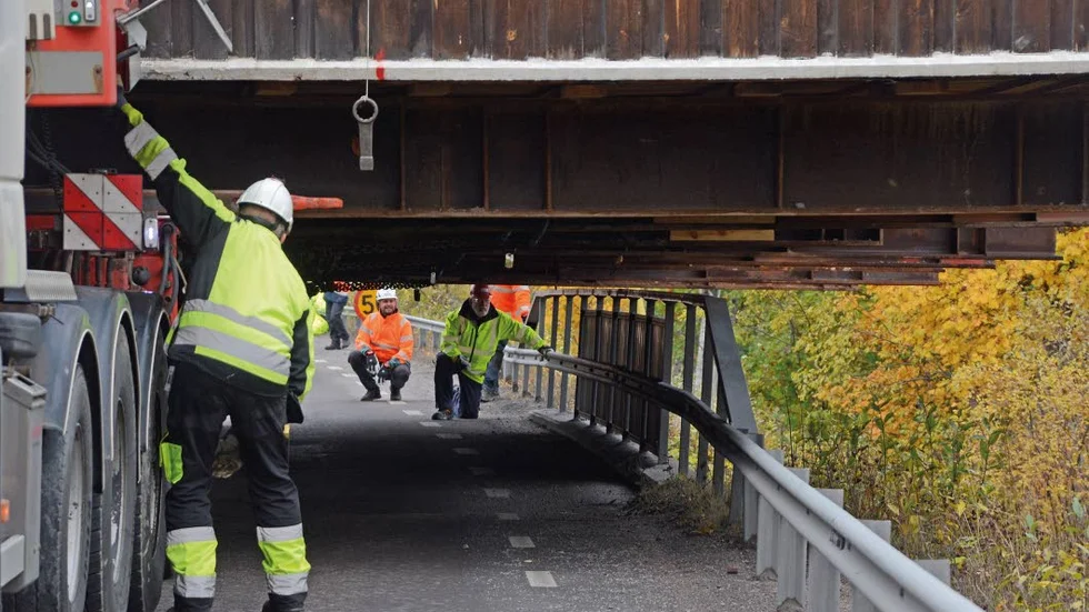 Tisdag 26 september 2017

Kirunas näst äldsta byggnad, Hjalmar Lundbohmsgården, ska flyttas till säker mark. Längs väg E 10 är det några broar som ska passeras och vid dem gäller det att se till att huset inte hakar fast i broräckena. Marginalerna är små.
