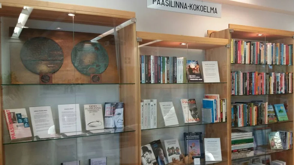 Paasilinnavitrinen på Tervola bibliotek.