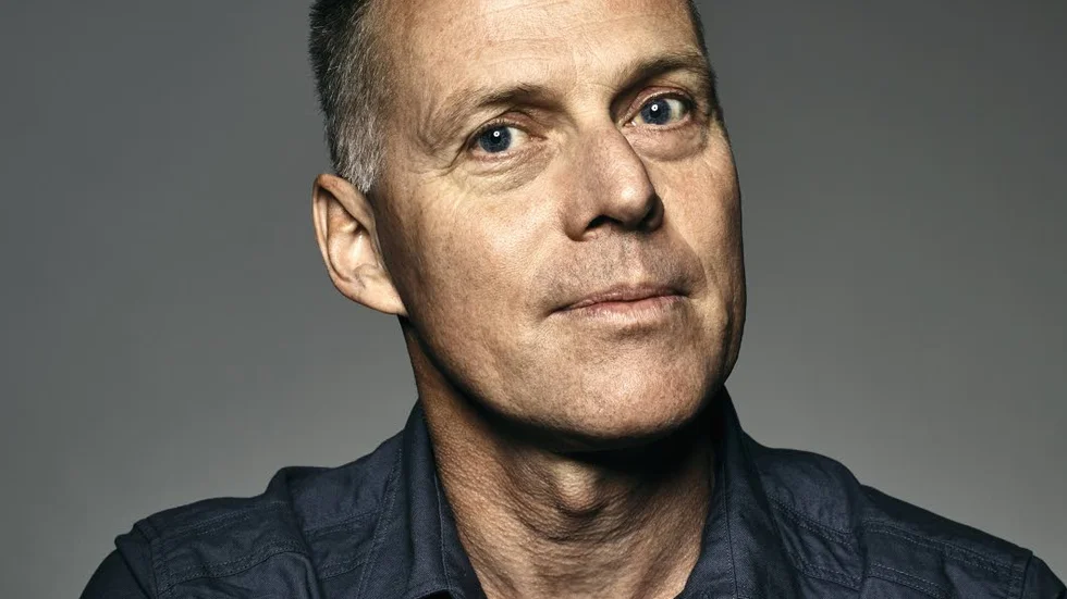 Geir Gullriksens nya roman "Se på oss nu" går på en hårfin lina i sin skildring av sexualiteten, menar Kurirens recensent.
