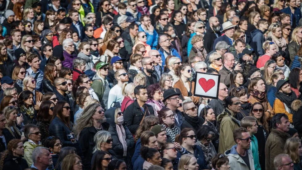 En samling människor. Inte bara män i skor. Även kvinnor i kängor. Får man säga man eller är det ordet en som gäller? Vad styr våra beteenden? Hormonhalter eller antal timmars träning på specifika områden? Dagens krönika handlar om manligt och kvinnligt men främst om det som är mänskligt.